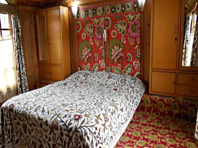 New Jacquline Heritage Houseboats Σριναγκάρ Εξωτερικό φωτογραφία